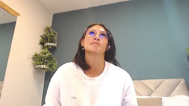Snapshot of SharisWillian chatting on May 15, 2:51 am SharisWillian online show from May 15, 2:51 am
