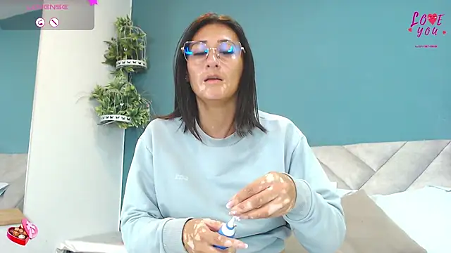 Snapshot of SharisWillian chatting on May 28, 3:48 am SharisWillian online show from May 28, 3:48 am