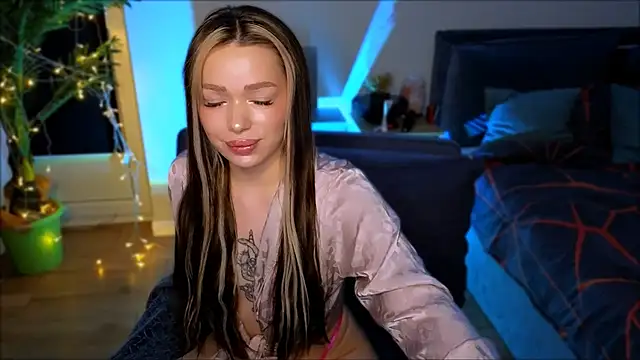 Snapshot of Lily_Yin chatting on March 8, 5:49 am Lily Yin online show from March 8, 5:49 am