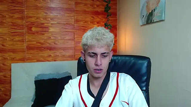 Snapshot of Bastiaan_28 chatting on December 11, 1:26 am Bastiaan 28 online show from December 11, 1:26 am