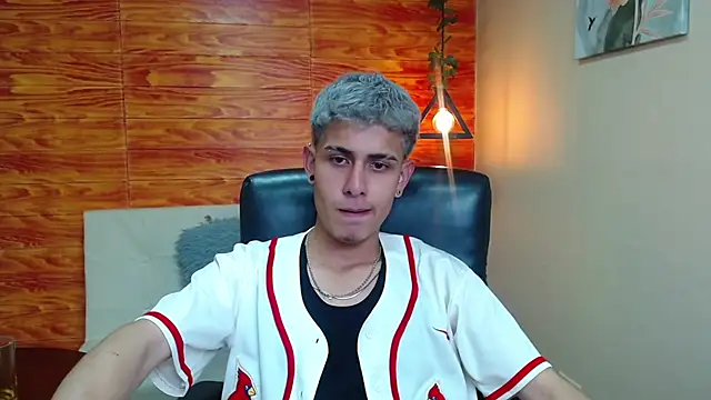 Snapshot of Bastiaan_28 chatting on December 17, 4:56 am Bastiaan 28 online show from December 17, 4:56 am