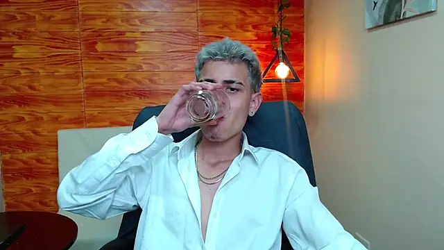 Snapshot of Bastiaan_28 chatting on December 18, 5:59 am Bastiaan 28 online show from December 18, 5:59 am