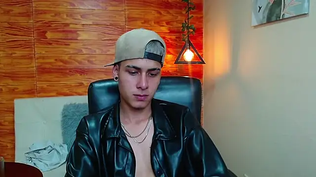 Snapshot of Bastiaan_28 chatting on December 25, 3:08 am Bastiaan 28 online show from December 25, 3:08 am