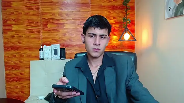 Snapshot of Bastiaan_28 chatting on January 7, 9:57 pm Bastiaan 28 online show from January 7, 9:57 pm