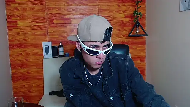 Snapshot of Bastiaan_28 chatting on February 6, 12:54 am Bastiaan 28 online show from February 6, 12:54 am