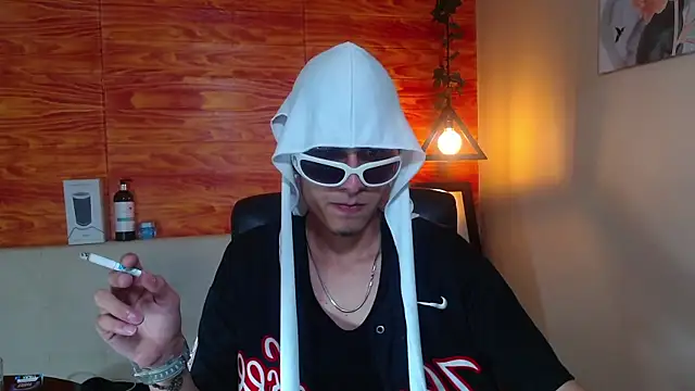 Snapshot of Bastiaan_28 chatting on February 12, 3:18 am Bastiaan 28 online show from February 12, 3:18 am