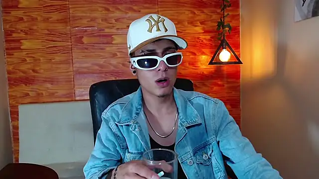 Snapshot of Bastiaan_28 chatting on February 19, 6:11 am Bastiaan 28 online show from February 19, 6:11 am