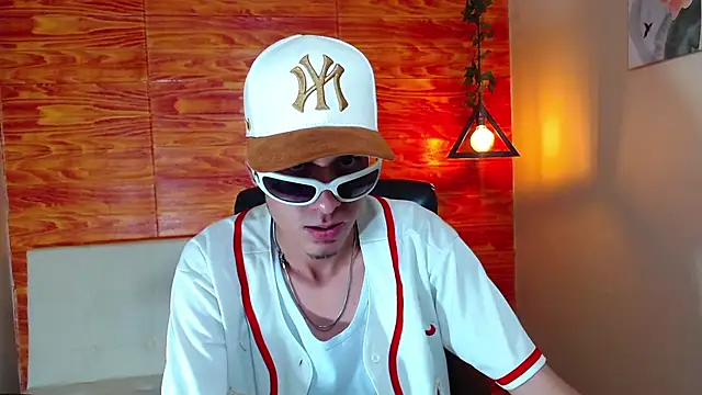 Snapshot of Bastiaan_28 chatting on February 20, 5:44 am Bastiaan 28 online show from February 20, 5:44 am