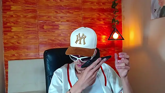 Snapshot of Bastiaan_28 chatting on February 20, 8:50 am Bastiaan 28 online show from February 20, 8:50 am