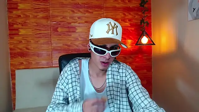 Snapshot of Bastiaan_28 chatting on February 21, 6:18 am Bastiaan 28 online show from February 21, 6:18 am