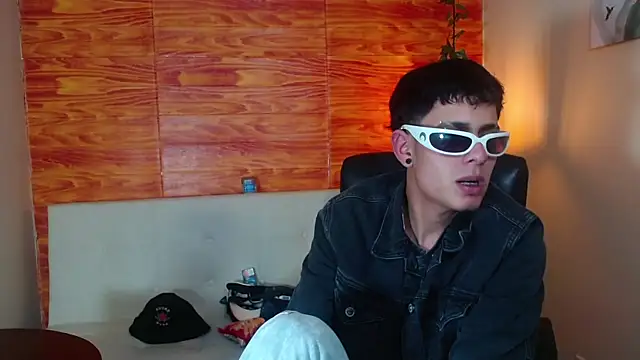 Snapshot of Bastiaan_28 chatting on March 3, 3:08 am Bastiaan 28 online show from March 3, 3:08 am