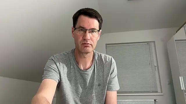 Snapshot of zxzx_cam1 chatting on June 14, 9:28 pm zxzx cam1 online show from June 14, 9:28 pm