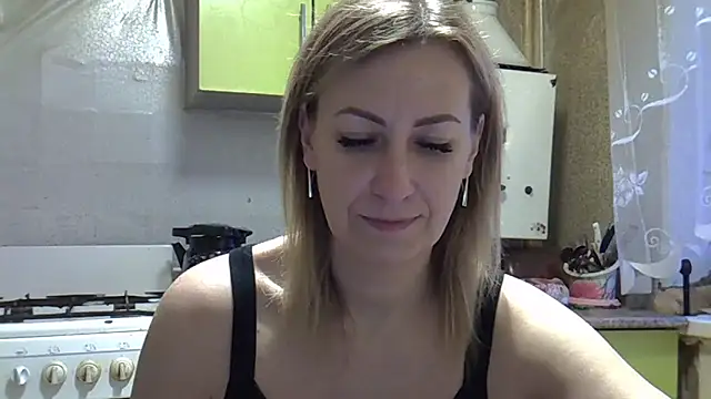 Snapshot of AshleyXHoney chatting on December 4, 5:49 am AshleyXHoney online show from December 4, 5:49 am