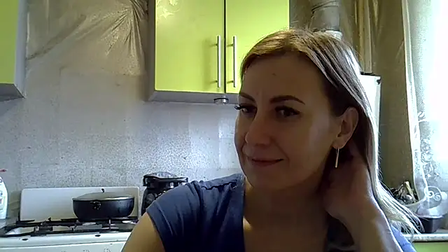 Snapshot of AshleyXHoney chatting on December 5, 10:01 am AshleyXHoney online show from December 5, 10:01 am