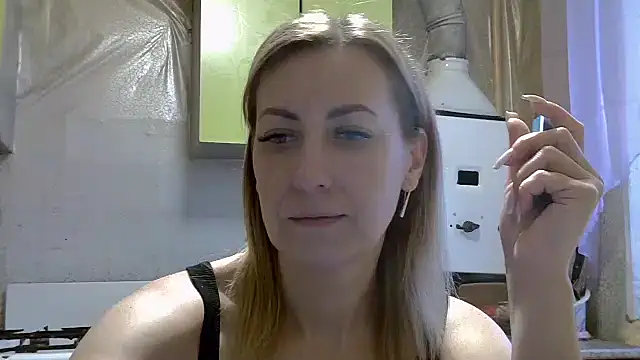 Snapshot of AshleyXHoney chatting on December 9, 6:12 am AshleyXHoney online show from December 9, 6:12 am