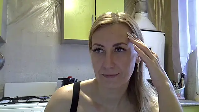 Snapshot of AshleyXHoney chatting on December 10, 6:44 am AshleyXHoney online show from December 10, 6:44 am