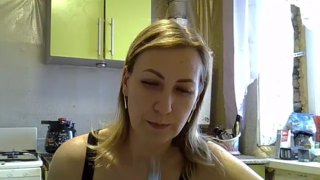 Snapshot of AshleyXHoney chatting on December 10, 10:06 am AshleyXHoney online show from December 10, 10:06 am