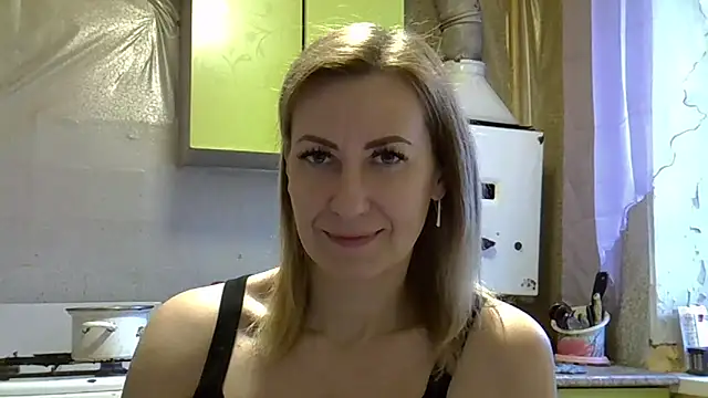 Snapshot of AshleyXHoney chatting on December 11, 6:25 am AshleyXHoney online show from December 11, 6:25 am