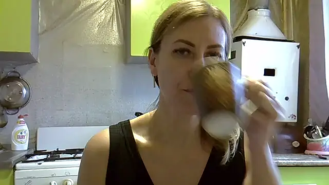 Snapshot of AshleyXHoney chatting on December 12, 9:19 am AshleyXHoney online show from December 12, 9:19 am