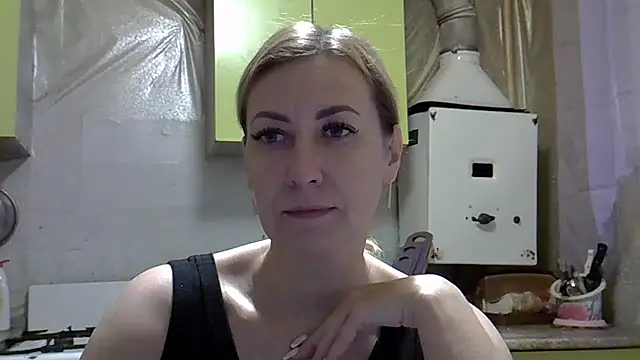 Snapshot of AshleyXHoney chatting on December 13, 5:27 am AshleyXHoney online show from December 13, 5:27 am