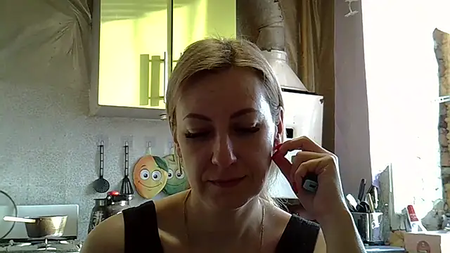 Snapshot of AshleyXHoney chatting on February 7, 6:14 am AshleyXHoney online show from February 7, 6:14 am