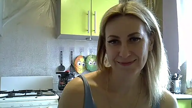 Snapshot of AshleyXHoney chatting on March 5, 9:27 am AshleyXHoney online show from March 5, 9:27 am
