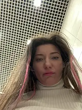 Snapshot of MooonReal chatting on March 6, 6:19 am MooonReal online show from March 6, 6:19 am