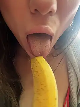 Snapshot of MooonReal chatting on December 4, 5:28 am MooonReal online show from December 4, 5:28 am