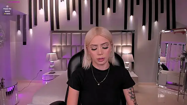 HannaConnor  online show from March 7, 9:01 pm