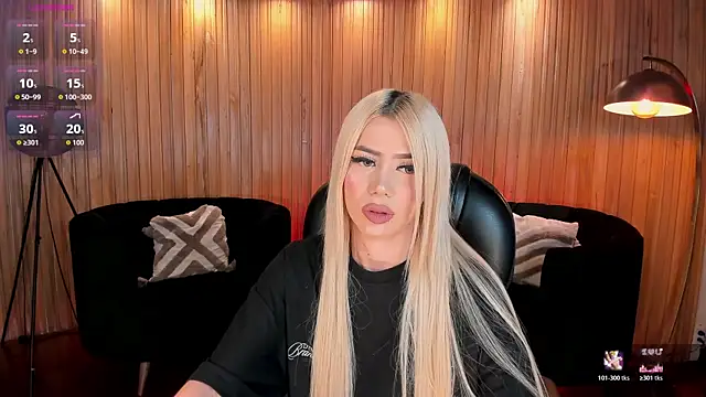 HannaConnor  online show from April 11, 8:35 pm