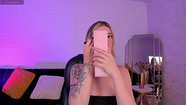 ViolettHansson online show from December 1, 6:13 pm