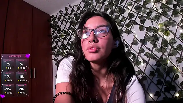 Snapshot of CoralineSanchez chatting on March 1, 3:32 am CoralineSanchez online show from March 1, 3:32 am