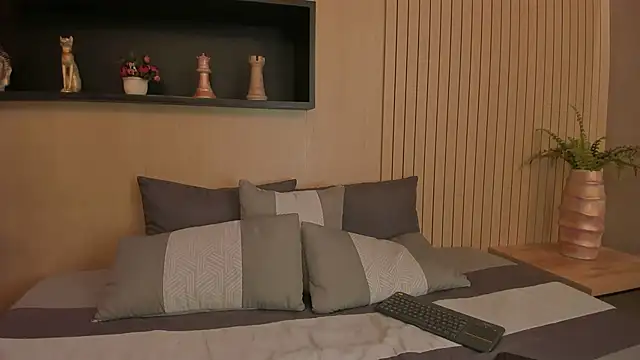 IrisBaker online show from February 18, 10:47 pm