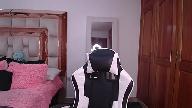 emilyaboott online show from April 11, 9:19 pm