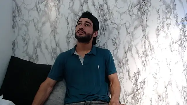 Snapshot of Moon_and_aaron chatting on March 1, 3:41 am Moon and aaron online show from March 1, 3:41 am