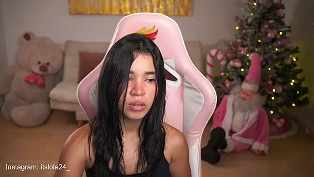 Snapshot of its_lola24 chatting on January 1, 5:54 am its lola24 online show from January 1, 5:54 am