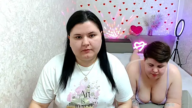 Snapshot of BeckyAndHellen chatting on February 24, 6:47 pm BeckyAndHellen online show from February 24, 6:47 pm