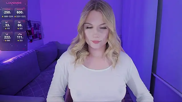 Snapshot of Honey_blonde chatting on October 7, 9:12 pm Honey blonde online show from October 7, 9:12 pm