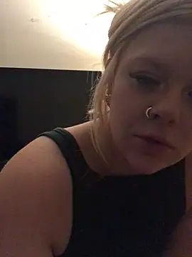 Snapshot of blndpolkadot chatting on February 13, 12:32 pm blndpolkadot online show from February 13, 12:32 pm