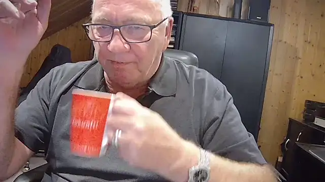 Snapshot of biggandybig chatting on October 31, 3:40 am biggandybig online show from October 31, 3:40 am