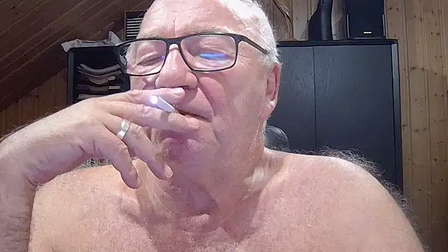 Snapshot of biggandybig chatting on November 15, 12:08 am biggandybig online show from November 15, 12:08 am