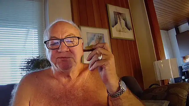 Snapshot of biggandybig chatting on November 25, 8:47 am biggandybig online show from November 25, 8:47 am