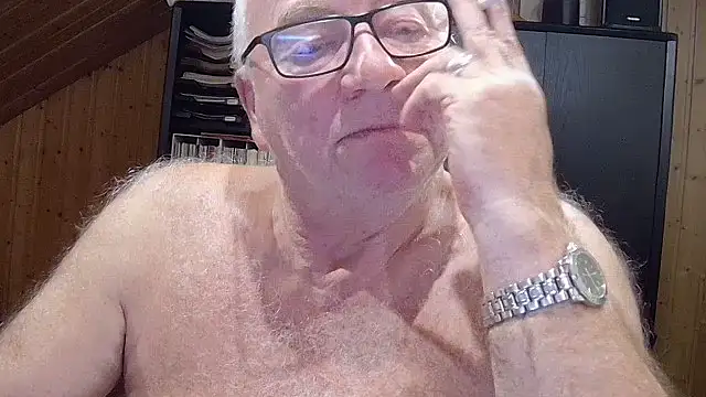 Snapshot of biggandybig chatting on December 15, 11:31 pm biggandybig online show from December 15, 11:31 pm