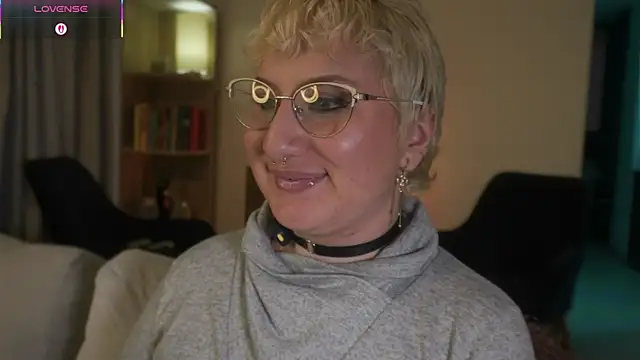 Ximenna Cruz online show from December 3, 8:40 pm