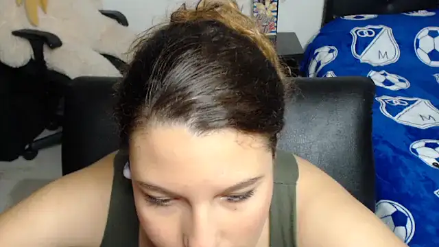 Snapshot of alexia_87 chatting on December 27, 1:00 am alexia 87 online show from December 27, 1:00 am