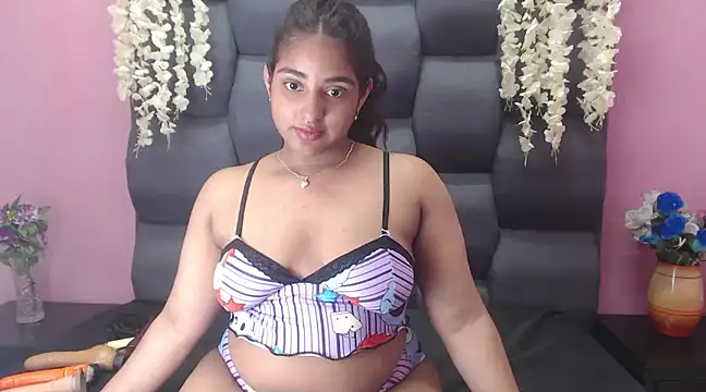 Sofia Hernandez  online show from February 1, 5:39 am