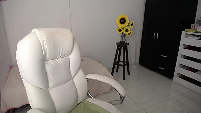 ana milf online show from February 7, 11:34 pm