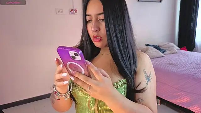 serenna se online show from April 6, 8:10 pm