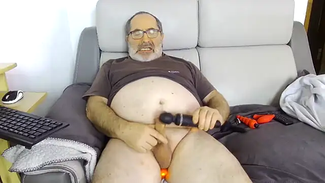 Snapshot of gillou1234 chatting on January 31, 1:56 pm gillou1234 online show from January 31, 1:56 pm