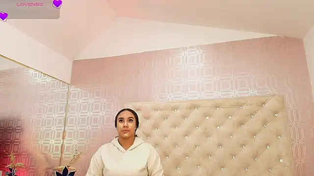 Snapshot of Sara_Desire chatting on January 15, 12:25 pm Sara Desire online show from January 15, 12:25 pm